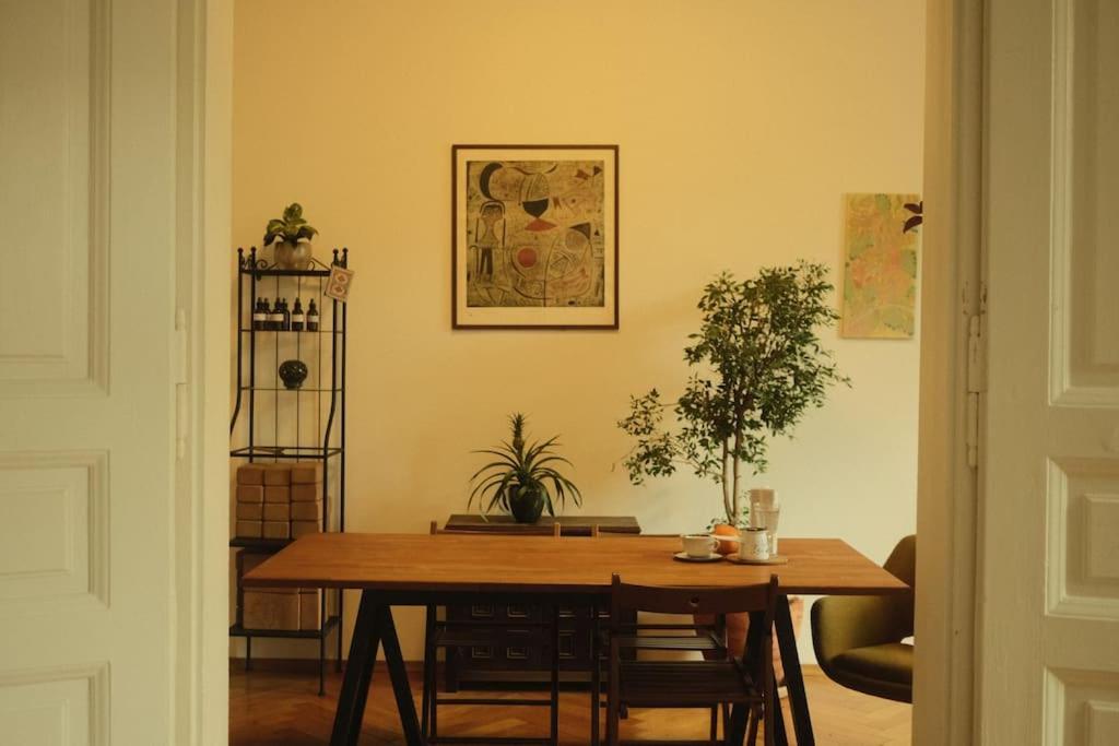 Spacious In Center Apartment *